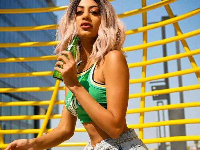 Məşhur modelə cinsiyyət orqanını göstərdi, millidən qovuldu - FOTOLAR 