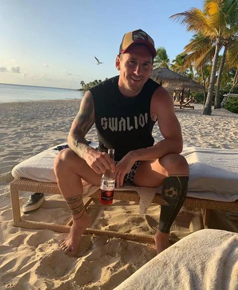 Messi pivə içir, sahildə öpüşür - FOTOLAR 
