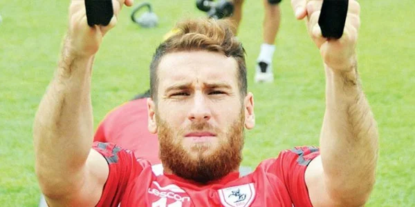 Prezidentin mühafizəçisi futbolçunu vəhşicəsinə döydü - FOTOLAR 