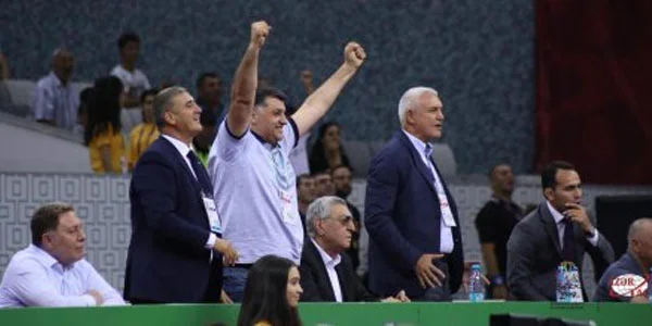 Hicran Şərifov gənc hakimin akkreditasiya kartını zorakılıqla alaraq arenaya daxil olub - İDDİA 