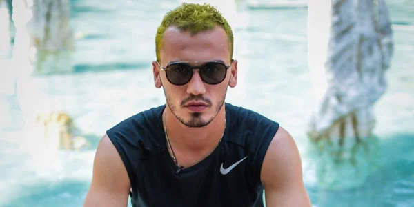 Azərbaycanlı futbolçu mərcdə uduzub, saçlarını boyadı - FOTOLAR 