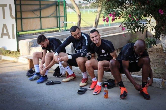 Azərbaycanlı futbolçu mərcdə uduzub, saçlarını boyadı - FOTOLAR 
