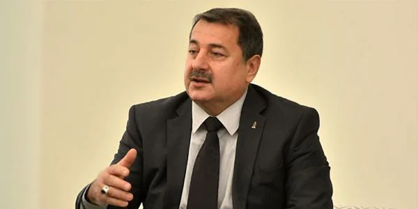 Vaqif Sadıqov: “Klublar Premyer Liqadakı oyunlara görə mükafat ödəyirlərsə, milliyə niyə verilməsin?” 