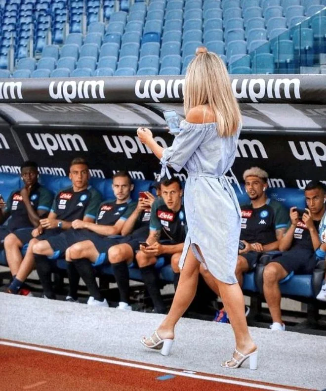 Azarkeşlər xanım aparıcıdan elə şey istədi ki... - FOTOLAR 