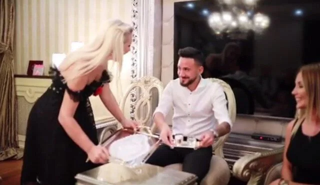 Futbolçu transseksualla nişanlandı - FOTO/VİDEO 