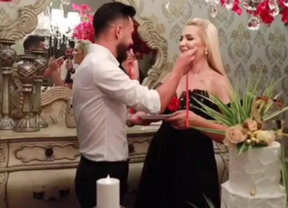 Futbolçu transseksualla nişanlandı - FOTO/VİDEO 