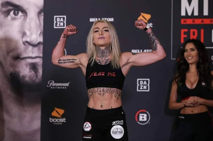 18+ film ulduzu MMA döyüşçüsü oldu, ilk döyüşdə döyüldü - FOTOLAR 
