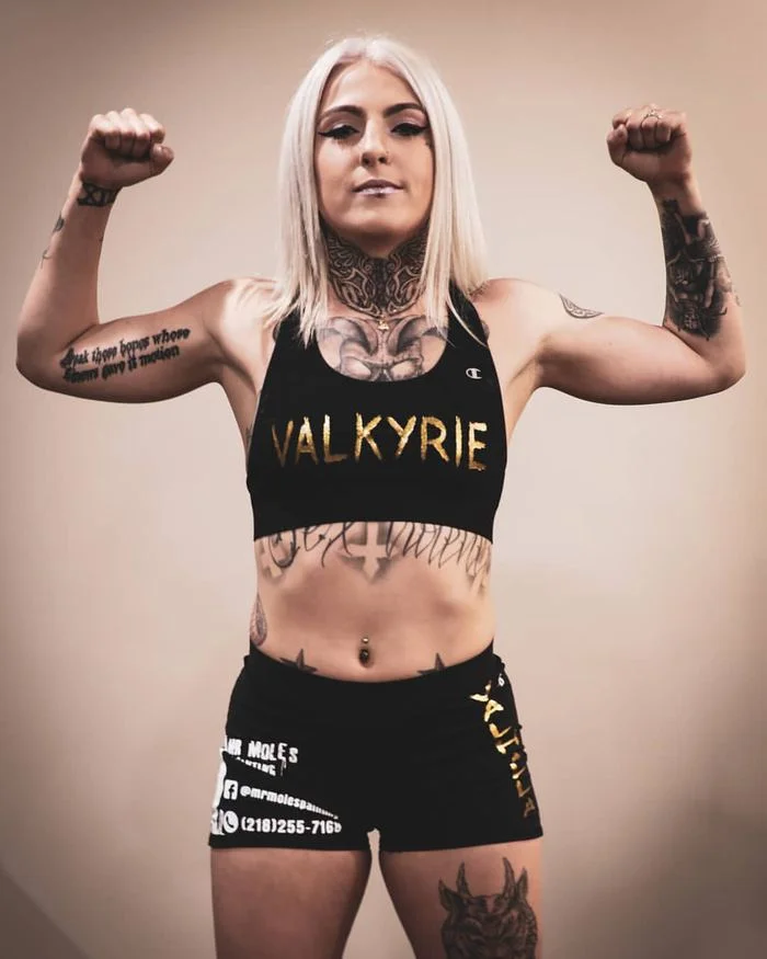 18+ film ulduzu MMA döyüşçüsü oldu, ilk döyüşdə döyüldü - FOTOLAR 