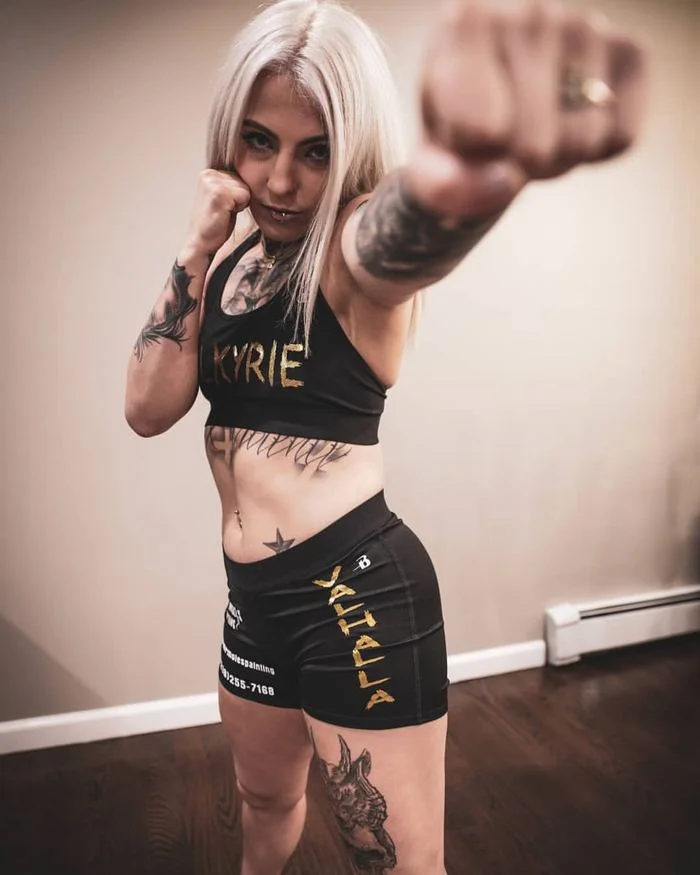 18+ film ulduzu MMA döyüşçüsü oldu, ilk döyüşdə döyüldü - FOTOLAR 