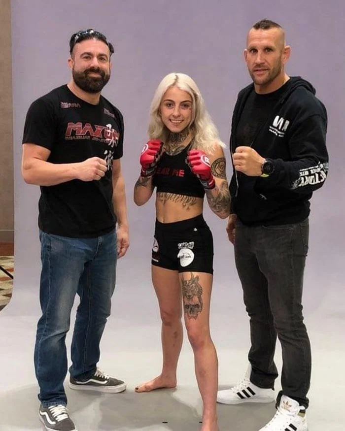 18+ film ulduzu MMA döyüşçüsü oldu, ilk döyüşdə döyüldü - FOTOLAR 