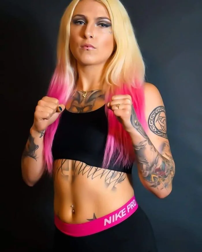 18+ film ulduzu MMA döyüşçüsü oldu, ilk döyüşdə döyüldü - FOTOLAR 