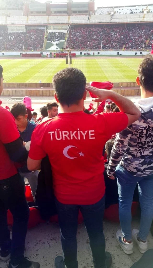 "Traktor"un oyununda İranı şoka salan şüar: 80 min insan... - FOTO/VİDEO 