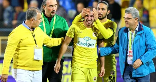 Anası ölən futbolçu meydana çıxdı, hər kəsi ağlatdı - FOTOLAR 