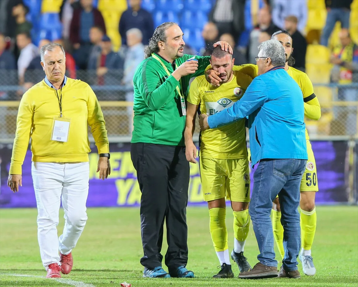 Anası ölən futbolçu meydana çıxdı, hər kəsi ağlatdı - FOTOLAR 