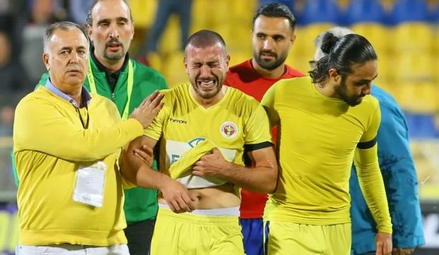 Anası ölən futbolçu meydana çıxdı, hər kəsi ağlatdı - FOTOLAR 