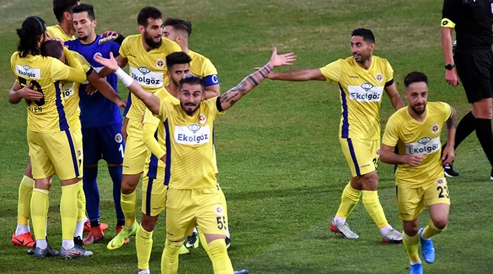 Anası ölən futbolçu meydana çıxdı, hər kəsi ağlatdı - FOTOLAR 