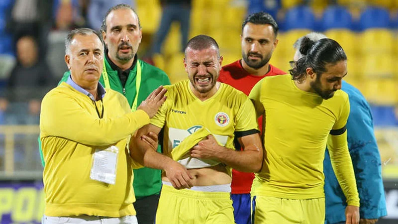 Anası ölən futbolçu meydana çıxdı, hər kəsi ağlatdı - FOTOLAR 