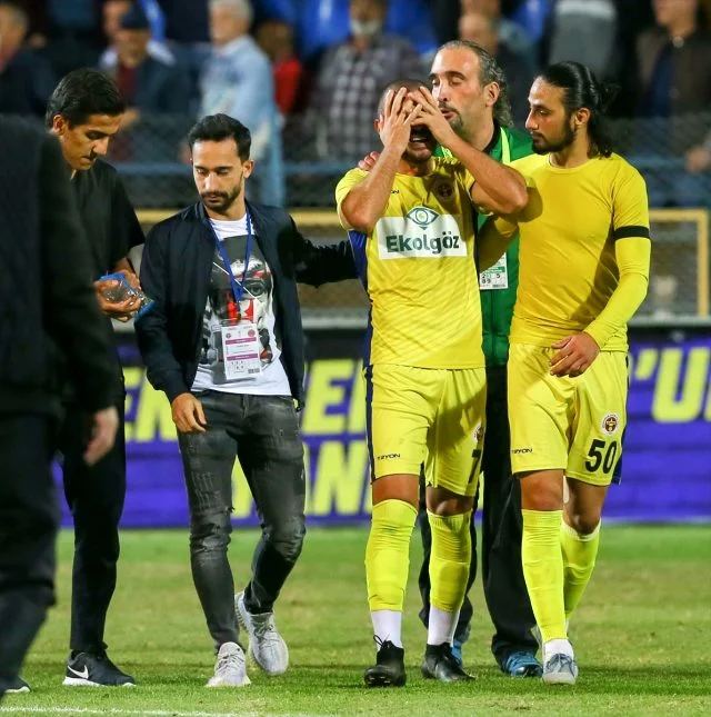 Anası ölən futbolçu meydana çıxdı, hər kəsi ağlatdı - FOTOLAR 