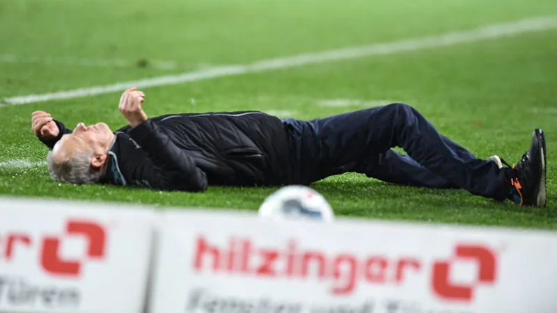 Bundesliqada şok hadisə: futbolçu baş məşqçini yerə yıxdı - FOTO/VİDEO 