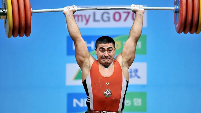 Nizami Paşayev 10 ildən sonra üçqat dünya çempionu adını qazandı 