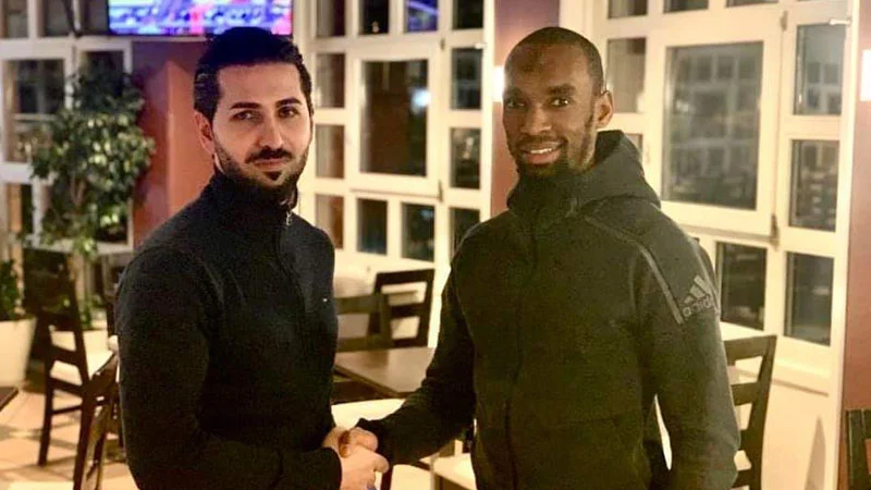 Futbolda şok hadisə: Bir futbolçu iki klubla müqavilə imzaladı 