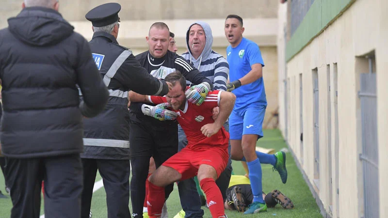 Futbolçu hakimi vurdu, həbs olundu, oyun yarımçıq dayandırıldı - FOTO/VİDEO 