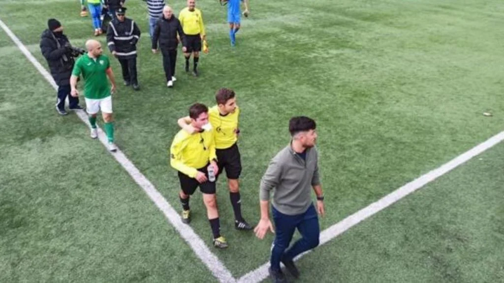 Futbolçu hakimi vurdu, həbs olundu, oyun yarımçıq dayandırıldı - FOTO/VİDEO 