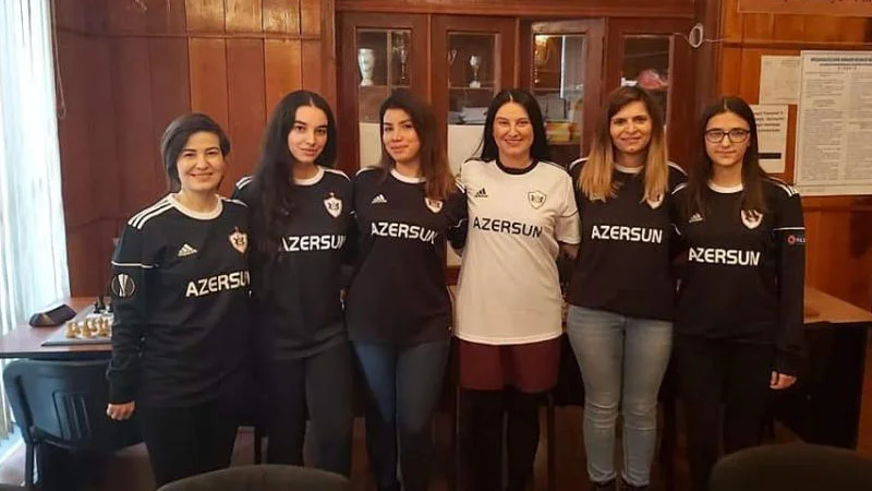 Qurban Qurbanov şahmatçı qızlara forma hədiyyə etdi - FOTO 