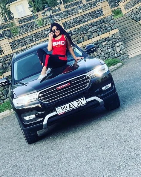 Azərbaycanlı idmançı modelin bahalı avtomobilləri - FOTOLAR 