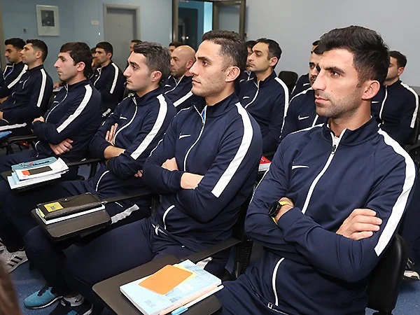 Azərbaycanın FIFA referilərinə emblemlər təqdim olundu - FOTOLAR 