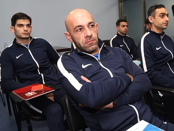 Azərbaycanın FIFA referilərinə emblemlər təqdim olundu - FOTOLAR 