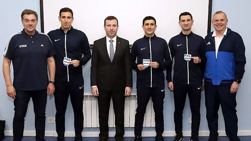 Azərbaycanın FIFA referilərinə emblemlər təqdim olundu - FOTOLAR 