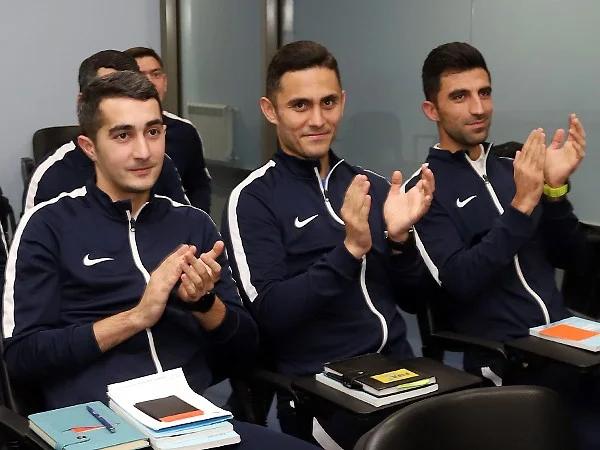 Azərbaycanın FIFA referilərinə emblemlər təqdim olundu - FOTOLAR 
