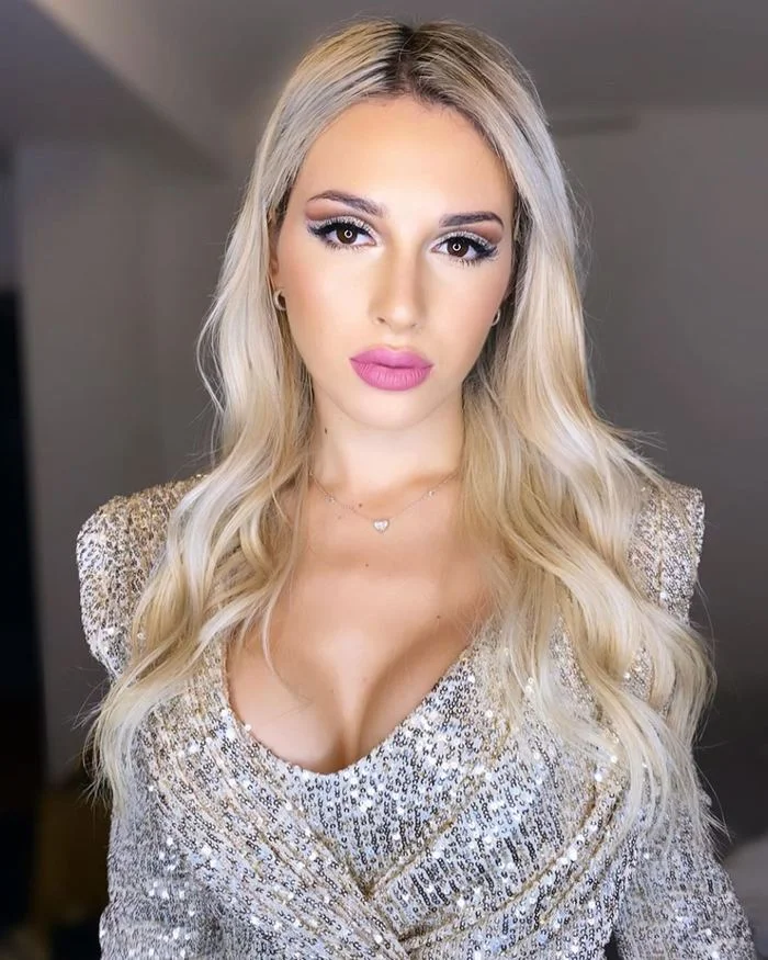 Ulduz futbolçunun sevgilisi "Instagram"ı partladır - FOTOLAR 