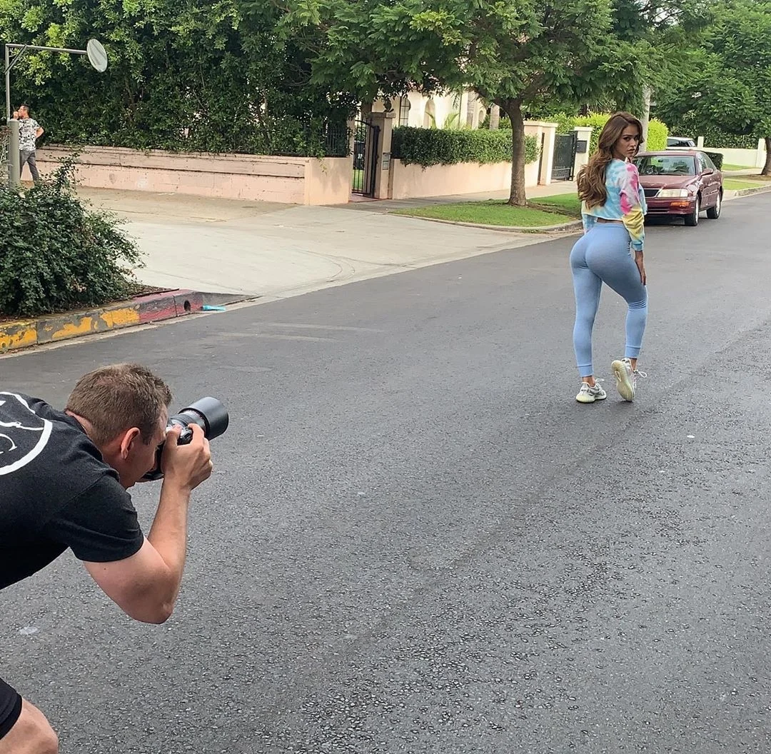 Dünyanın ən seksual aparıcısı məşqdə - FOTOLAR 