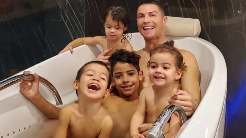Ronaldo və övladları çılpaq foto ilə gündəmdə 