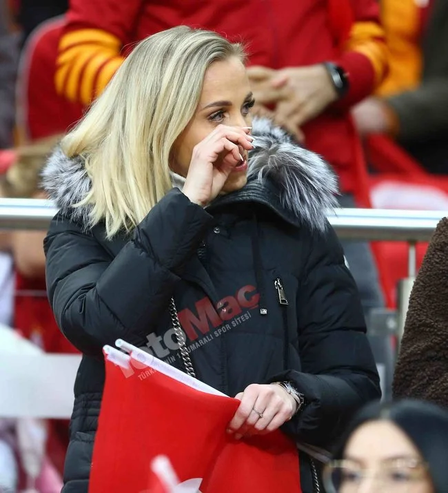 "Qalatasaray"ın əcnəbi ulduzunun xanımı türk şəhidlər üçün ağladı - FOTOLAR 