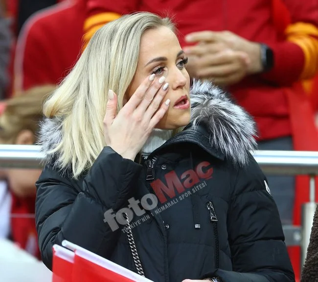 "Qalatasaray"ın əcnəbi ulduzunun xanımı türk şəhidlər üçün ağladı - FOTOLAR 