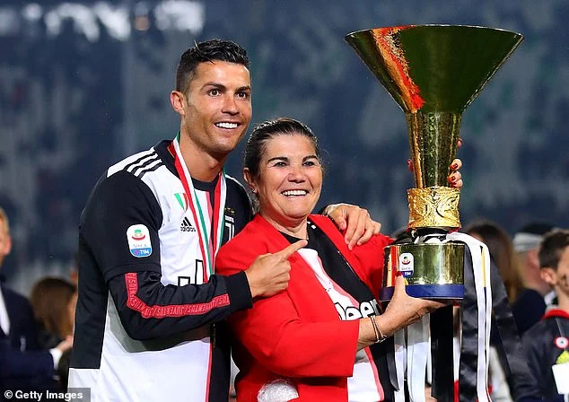 Ronaldu: "Anamın vəziyyəti stabildi" - FOTO 