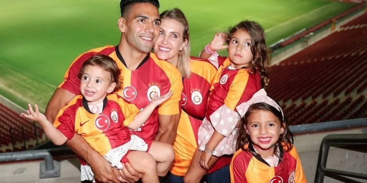 "Qalatasaray"lı ulduzun özündən məşhur xanımı - FOTOLAR 