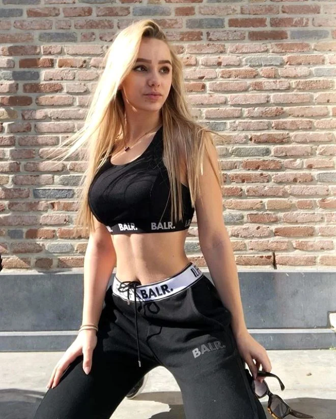 Məşhur futbolçu qızı haqqında: "Mən onun kimi bikinili şəkillər paylaşmıram" - FOTOLAR 