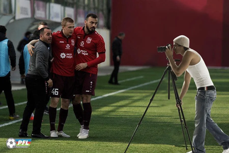 PFL-dən gülüş günü ilə bağlı maraqlı FOTOLAR 