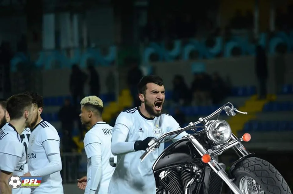 PFL-dən gülüş günü ilə bağlı maraqlı FOTOLAR 
