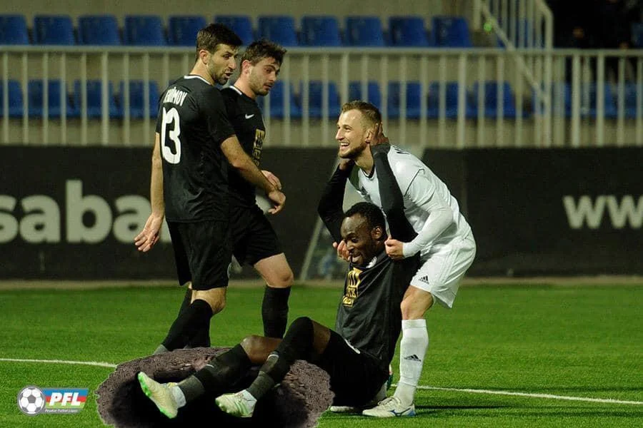 PFL-dən gülüş günü ilə bağlı maraqlı FOTOLAR 
