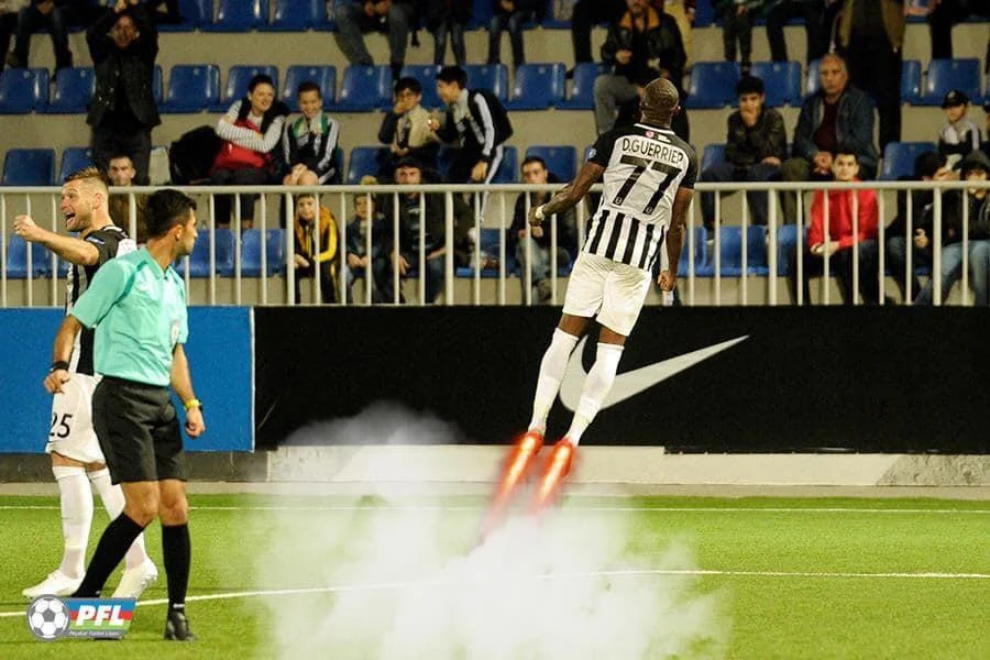 PFL-dən gülüş günü ilə bağlı maraqlı FOTOLAR 