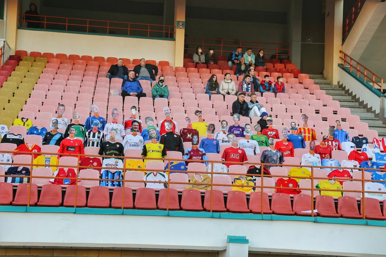 Belarus klubu ilkə imza atdı, tribunada manekenlər "əyləşdi" - FOTOLAR 
