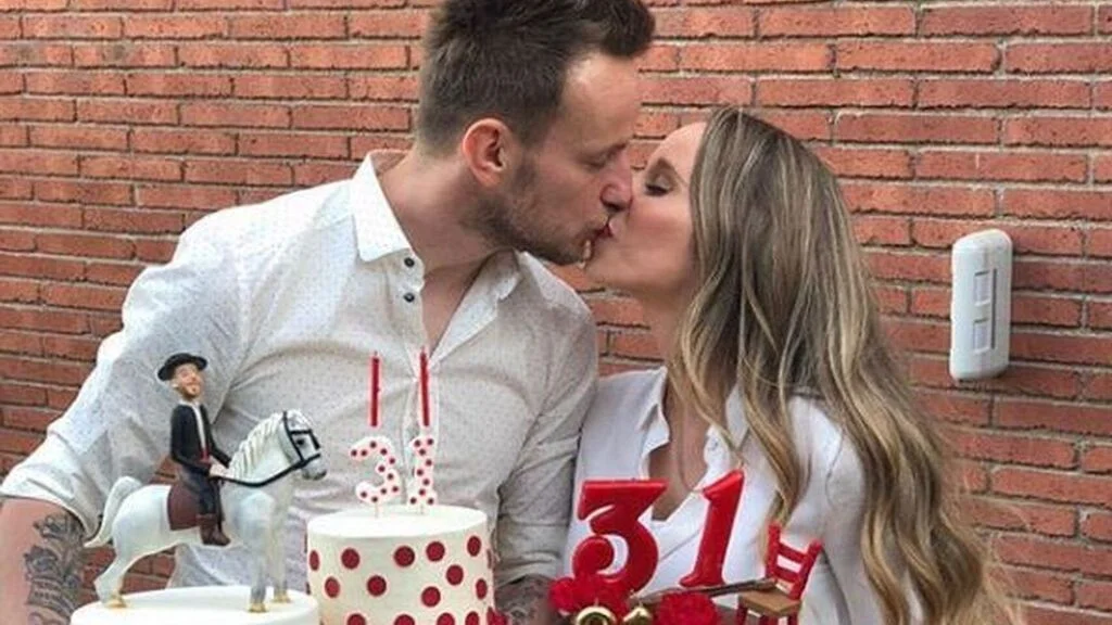 Ulduz futbolçunun ofisiant qızla barda başlayan eşq hekayəsi - FOTOLAR 