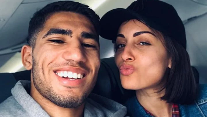 21 yaşlı futbolçunun özündən 12 yaş böyük sevgilisi - FOTOLAR 