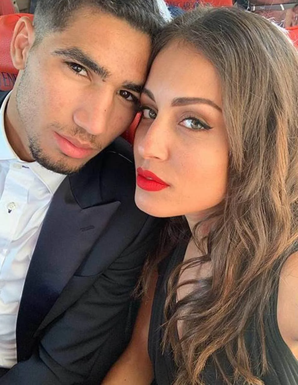 21 yaşlı futbolçunun özündən 12 yaş böyük sevgilisi - FOTOLAR 