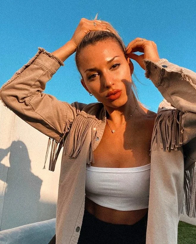 Ulduz futbolçunun sevgilisi "Instagram"ı "partladır" - FOTOLAR 